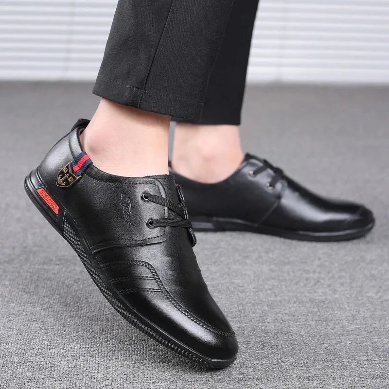 Nuevos zapatos de cuero con suela blanda para hombre