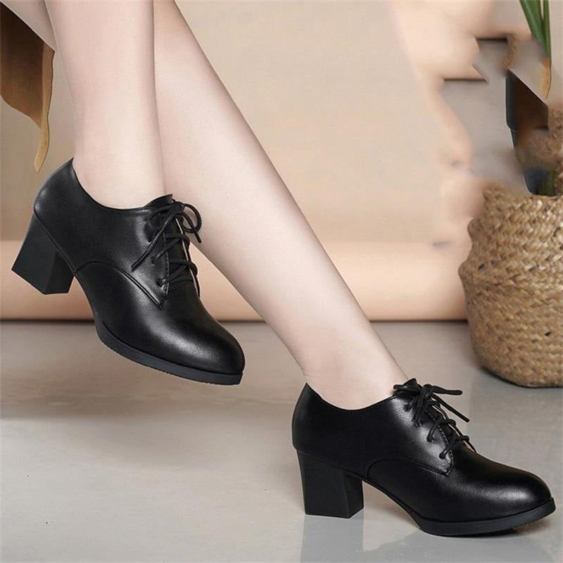 Zapatos de piel con cordones y tacones gruesos